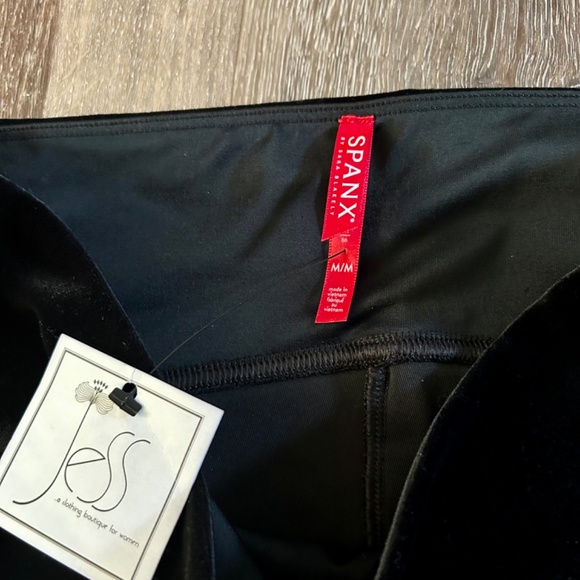 Spanx Ready To Wow Velvet Leggings NWOT Size Medium Black - Picture 2 of 8